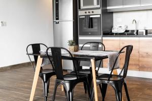 O bucătărie sau chicinetă la Spacious apartment with Style and Natural Light