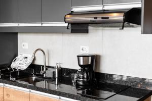 O bucătărie sau chicinetă la Spacious apartment with Style and Natural Light