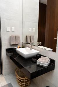 O zonă de relaxare la Spacious apartment with Style and Natural Light