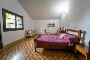 a bedroom with a bed and a window at Casona en Balneario Santa Ana in Santa Ana
