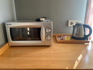 een magnetron bovenop een houten vloer bij Galatolia Otel in Istanbul