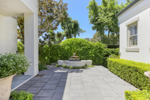 Un jardín fuera de The Alphen Cottage