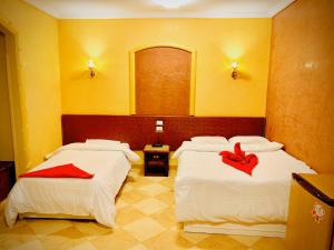 Postel nebo postele na pokoji v ubytování Nile Valley Hotel
