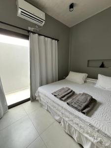 Un dormitorio con una cama con toallas. en Elegante y confortable Departamento Mitre, en Esquina