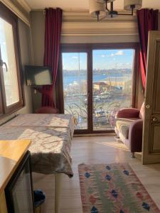 een hotelkamer met uitzicht op een balkon bij Galatolia Otel in Istanbul