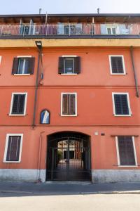 un edificio naranja con una puerta delante de él en Casa Felicia, en Milán