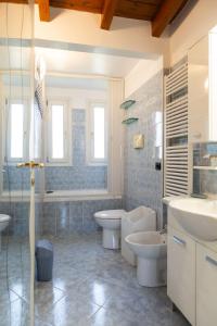 - Baño con 2 aseos y 2 lavabos en Casa Felicia, en Milán