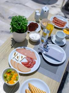 Makanan di atau berdekatan hotel