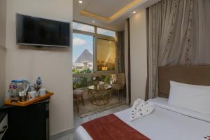 Postel nebo postele na pokoji v ubytování Pyramids Palace INN