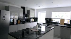 Beautiful En-Suite in Hutton, Brentwood的厨房或小厨房