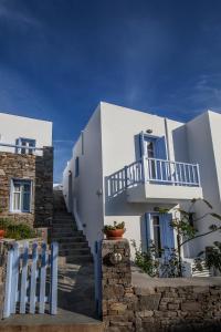 Edificio blanco con escaleras y balcón en Astarti Apartments en Livadi