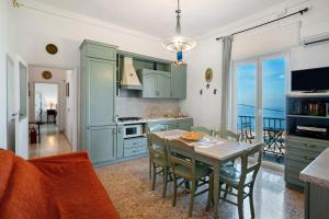 Una cocina y un comedor con mesa y sillas. en Sguardo sul Golfo, en Massa Lubrense