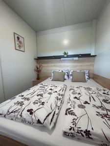 Postel nebo postele na pokoji v ubytování Mobile home VilMaris + 37 fotografií