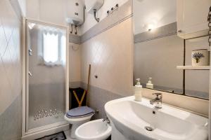 Un baño con lavabo, inodoro y ducha. en Sguardo sul Golfo, en Massa Lubrense