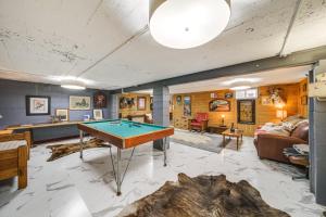 Tavolo di biliardo di Hot Tub and Sweeping Views Apt in Clarkston!