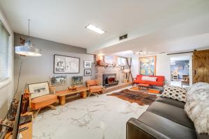 Area soggiorno di Hot Tub and Sweeping Views Apt in Clarkston!