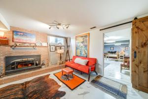Area soggiorno di Hot Tub and Sweeping Views Apt in Clarkston!