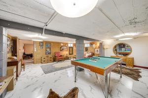 Tavolo di biliardo di Hot Tub and Sweeping Views Apt in Clarkston!