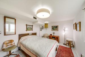 Letto o letti in una camera di Hot Tub and Sweeping Views Apt in Clarkston!