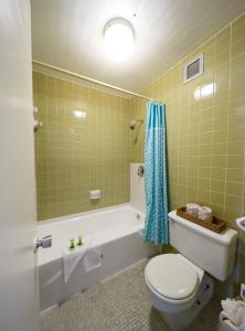 ein Badezimmer mit einem WC, einer Badewanne und einem Waschbecken in der Unterkunft Naples Garden Inn in Naples