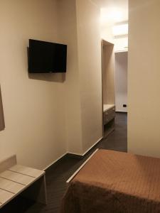 レッジョ・ディ・カラブリアにあるCivico 83の壁に薄型テレビが備わる客室です。