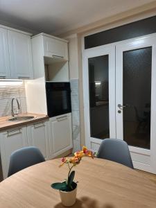 Kuchyň nebo kuchyňský kout v ubytování Royal Apartmani