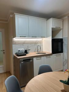Kuchyň nebo kuchyňský kout v ubytování Royal Apartmani
