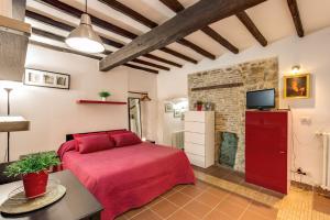 ローマにあるApartment Gaiaのベッドルーム1室(赤いベッド1台付)