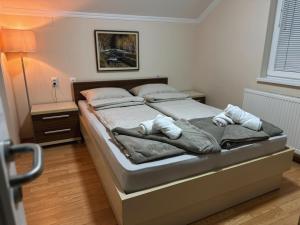 Postel nebo postele na pokoji v ubytování Royal Apartmani