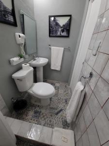 Un baño de Hotel Class Colonial