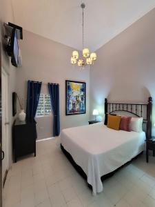 Una cama o camas en una habitación de Hotel Class Colonial