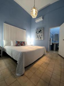 Una cama o camas en una habitación de Hotel Class Colonial