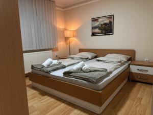 Postel nebo postele na pokoji v ubytování Royal Apartmani