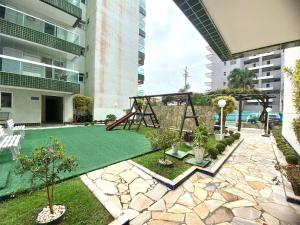 ein Spielplatz mitten in einem Gebäude in der Unterkunft Apartamento no Centro ótima localização in Bertioga