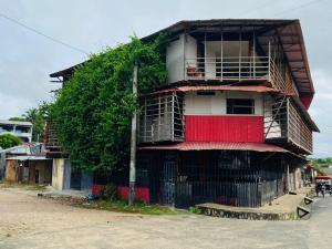 YurimaguasMadera Tallada的一边有树的建筑