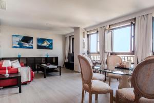 カディスにあるApartamento Vistabellaのテーブルとソファのあるリビングルーム
