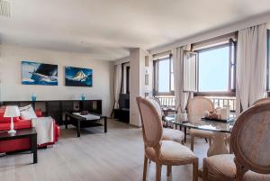 a living room with a table and a couch at Apartamento Vistabella in Cádiz