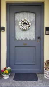 Una porta blu con una corona di fiori di Ferienwohnung Glückauf a Peiting