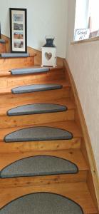 una rampa di scale in una casa con box di Ferienwohnung Glückauf a Peiting