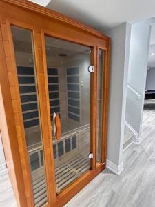 Foto dalla galleria di Ravine Retreat - 3RM Suite, 2BD, 1 WR, Pool, Sauna a Whitby