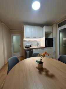 Kuchyň nebo kuchyňský kout v ubytování Royal Apartmani