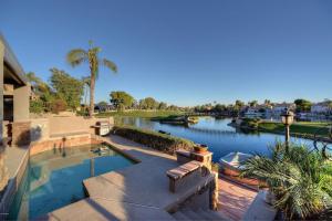 une maison avec une piscine à côté d'une rivière dans l'établissement Ocotillo Lakes with pool heater, golf views, BBQ, à Chandler