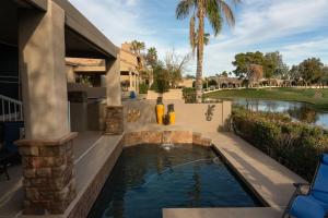 une piscine dans l'arrière-cour d'une maison dans l'établissement Ocotillo Lakes with pool heater, golf views, BBQ, à Chandler