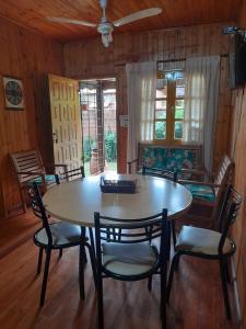 una sala da pranzo con tavolo e sedie di Morada Silvestre Iguazú a Puerto Iguazú