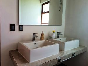 a bathroom with two sinks and a mirror at Preciosa Cabaña familiar en Huasca in Huasca de Ocampo +19 photos