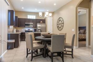 een keuken en eetkamer met een tafel en stoelen bij Gated townhouse with heated pool, hot tub, near US60 in Mesa