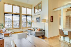 Posezení v ubytování Custom Harborside Loft In the Heart of Ketchikan
