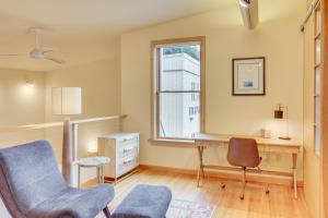 Posezení v ubytování Custom Harborside Loft In the Heart of Ketchikan