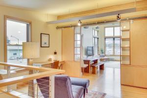 Posezení v ubytování Custom Harborside Loft In the Heart of Ketchikan