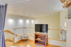 TV a/nebo společenská místnost v ubytování Custom Harborside Loft In the Heart of Ketchikan